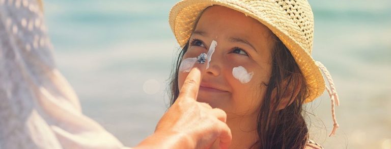 از چه سنی ضدآفتاب بزنیم؟ راهنمای کامل مراقبت از پوست از کودکی تا بزرگسالی