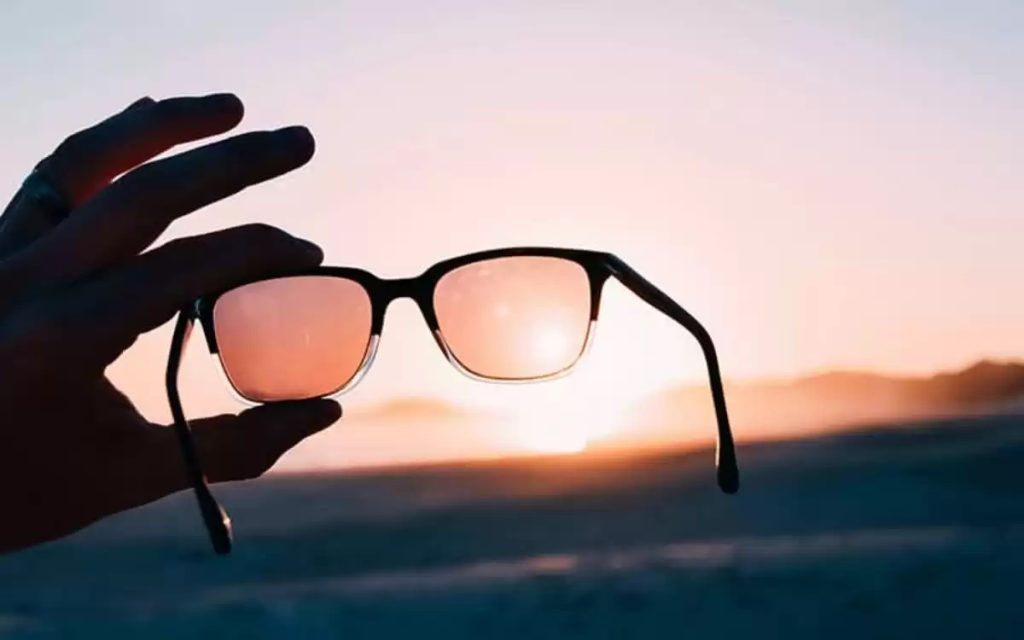 چرا عینک آفتابی میزنم سردرد میگیرم؟ علت‌ها و راه‌حل‌های ساده برای رفع مشکل
