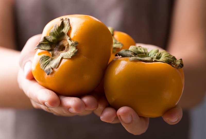 خوردن خرمالو برای چه کسانی ضرر دارد؟