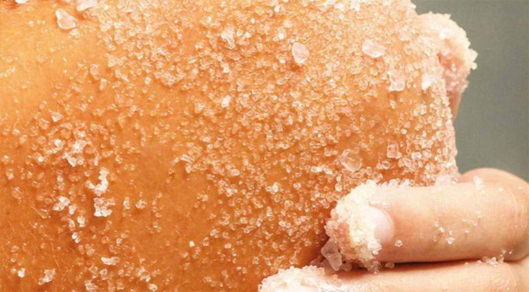 طرز استفاده از نمک بدن برای رفع تیرگی​ | راهنمای کامل اسکراب، دفعات استفاده + نکات