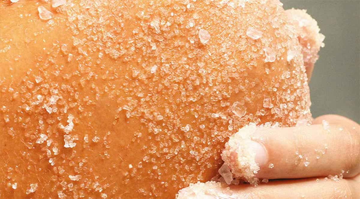 طرز استفاده از نمک بدن برای رفع تیرگی​ | راهنمای کامل اسکراب، دفعات استفاده + نکات