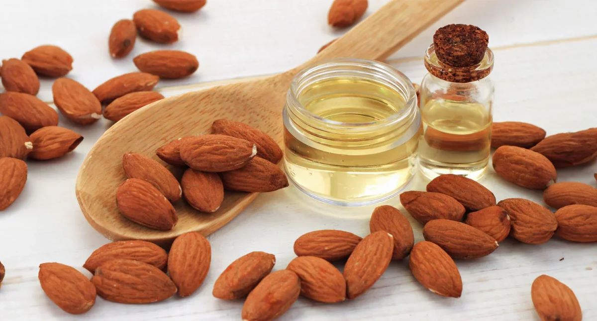 طرز استفاده از روغن بادام تلخ برای مو​ | فواید، مضرات و نکات ایمنی