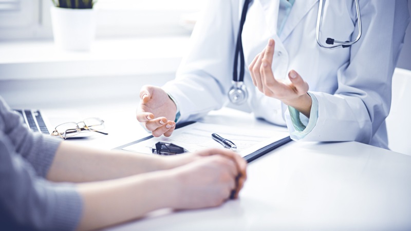 پزشک در حال مشاوره با بیمار