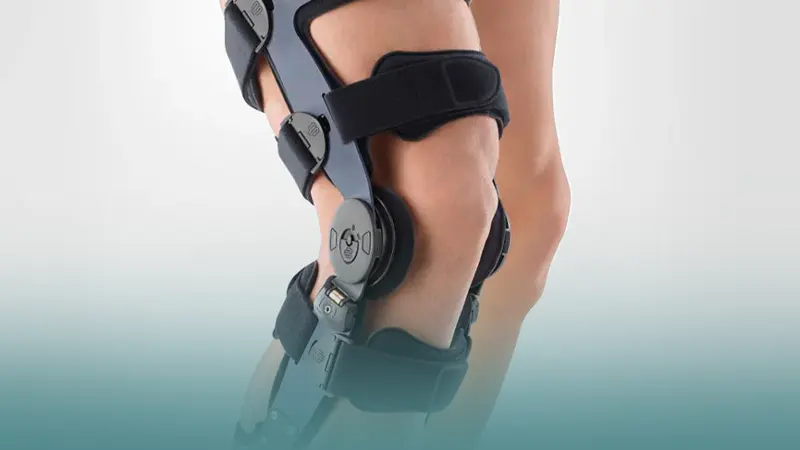 زانوی بسته شده با تجهیزات طب فیزیکی