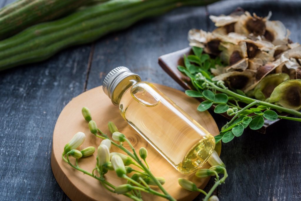 7 روش ساده و موثر برای طرز استفاده از روغن مورینگا برای صورت​