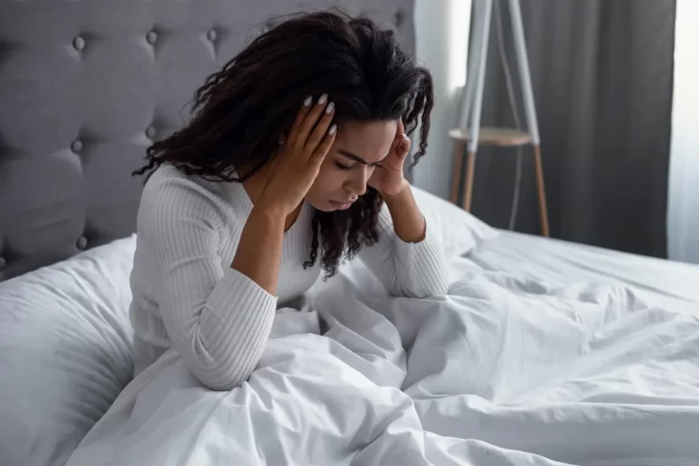 چرا از خواب بیدار میشم سردرد دارم؟