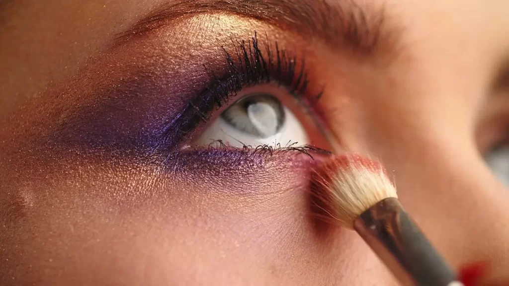 آیا سایه چشم باعث حساسیت میشود