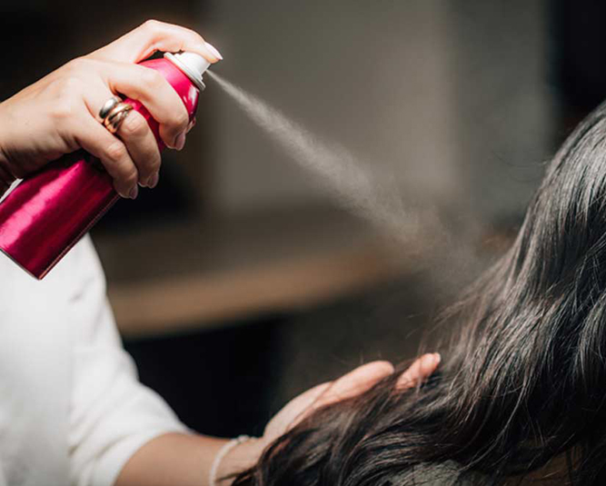 اسپری با فاصله 20-30 سانتی‌متری از مو