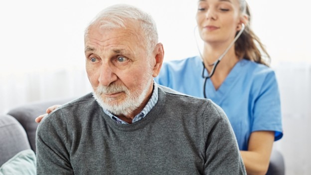 برنامه‌ریزی چکاپ و معاینات منظم سالمندان در منزل توسط پرستار