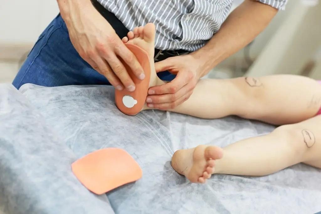 علائم کج گذاشتن پای کودک به بیرون