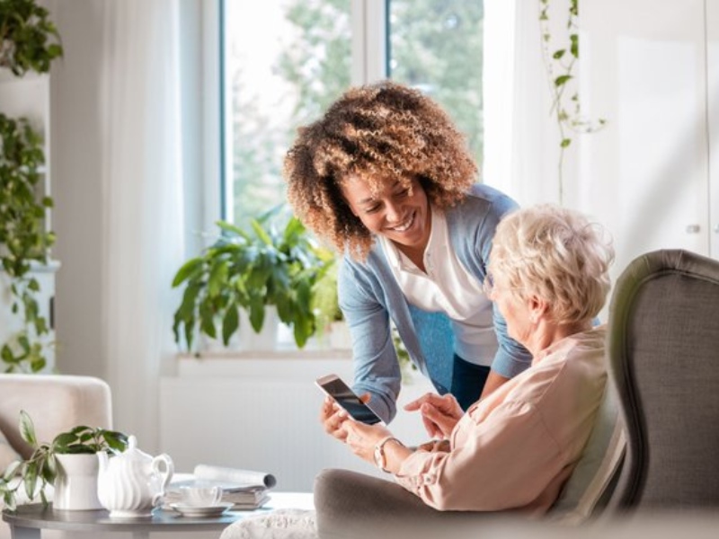 پرستار سالمند در منزل