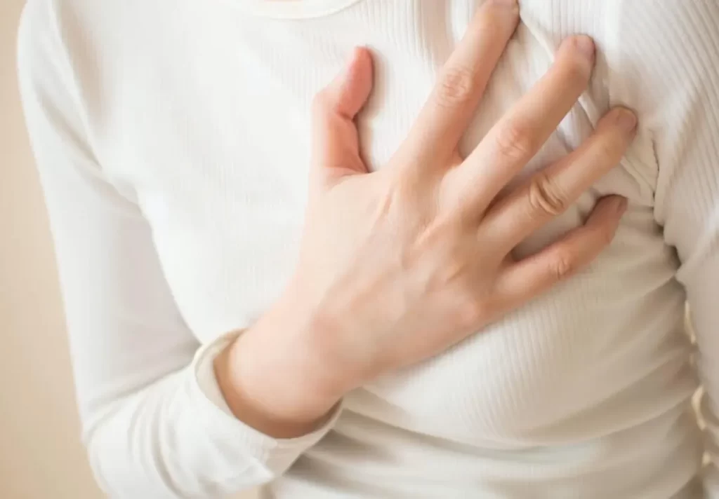 درد سینه در دختر