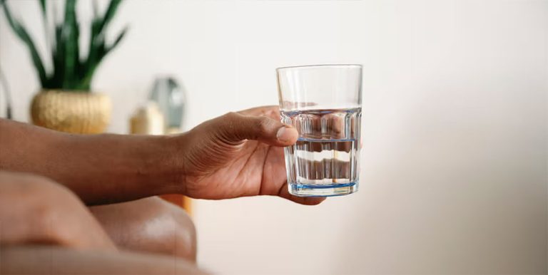 آیا برای آزمایش ناشتا آب هم نباید خورد؟ چه بخوریم، چه نخوریم و چند ساعت ناشتا بمانیم؟