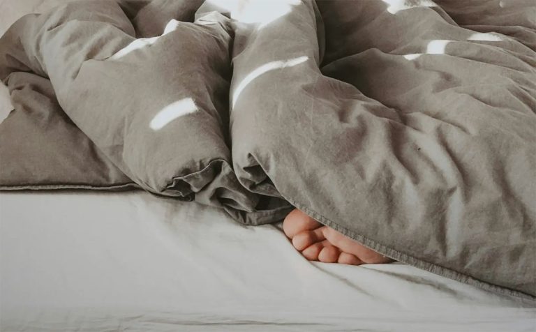 آیا خواب زیاد باعث چاقی میشود؟ بررسی علمی ارتباط بین خواب زیاد و افزایش وزن