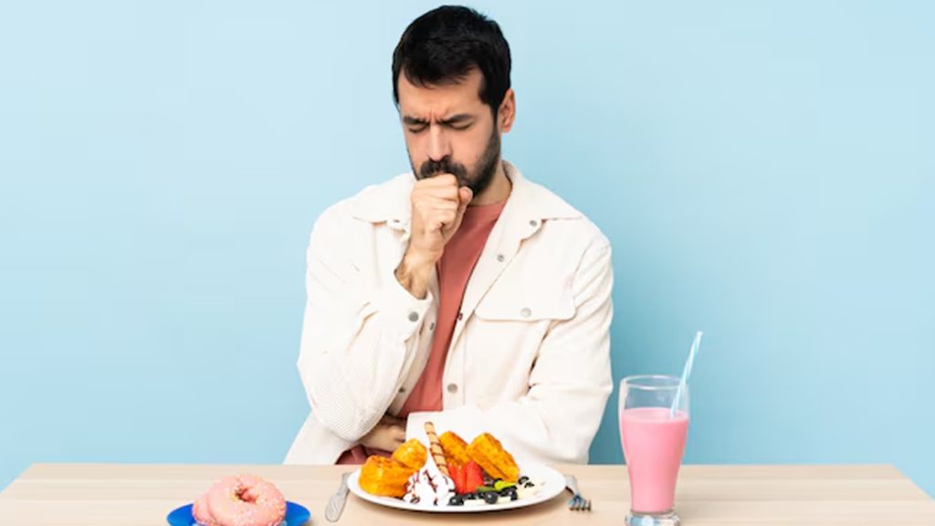 چرا بعد از غذا خوردن خلط دارم؟ علل و راه‌حل‌های مؤثر برای رفع خلط گلو