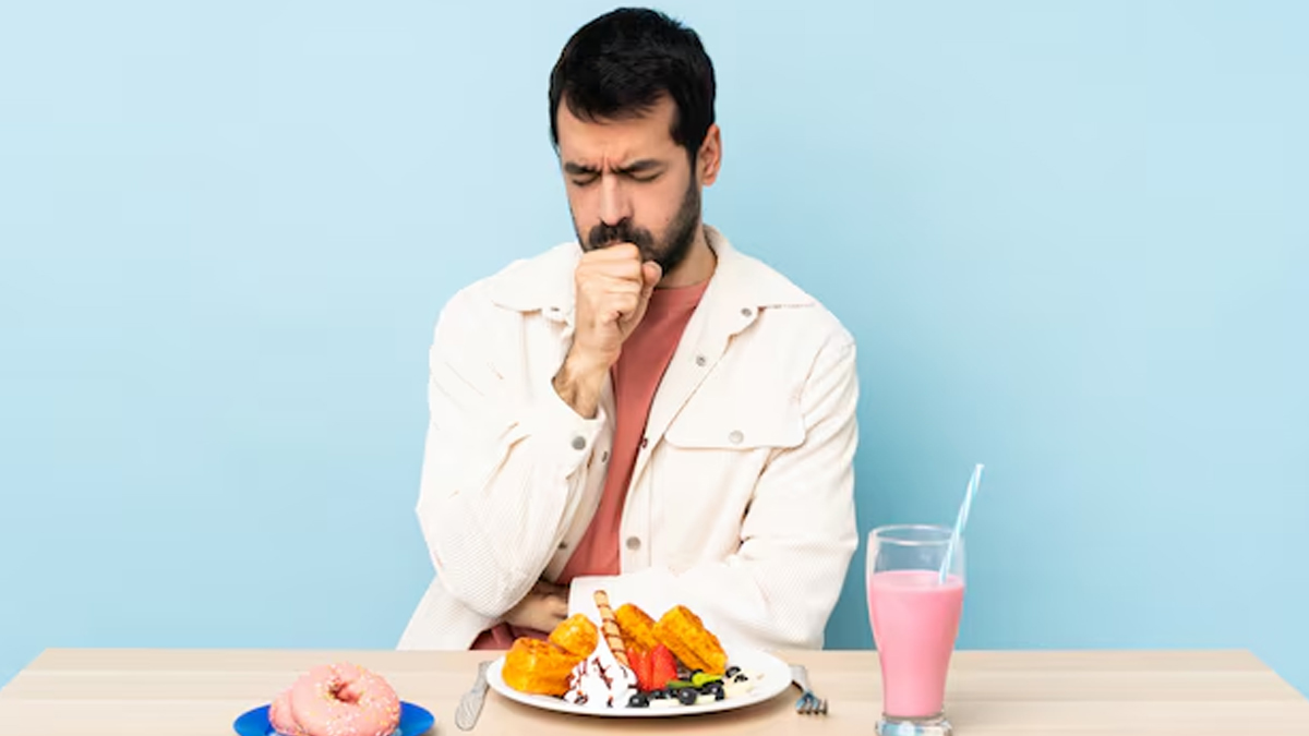 چرا بعد از غذا خوردن خلط دارم؟ علل و راه‌حل‌های مؤثر برای رفع خلط گلو