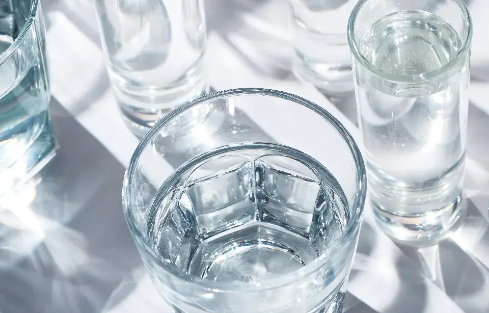 آب بدون طعم و بدون گاز برای ناشتایی