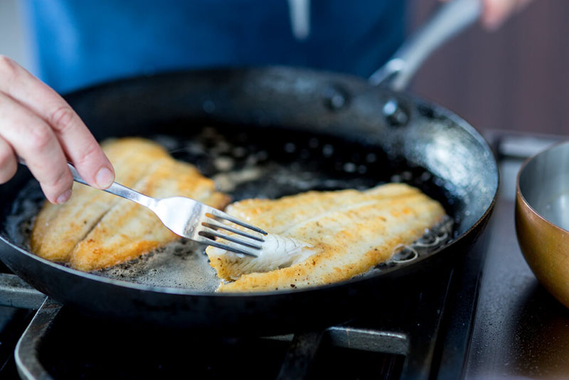 سرخ کردن ماهی به تنهایی ممکن است خطرناک باشد