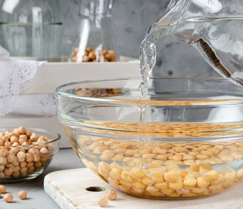 خیس کردن لوبیا و نخود برای گرفتن نفخ آن‌ها