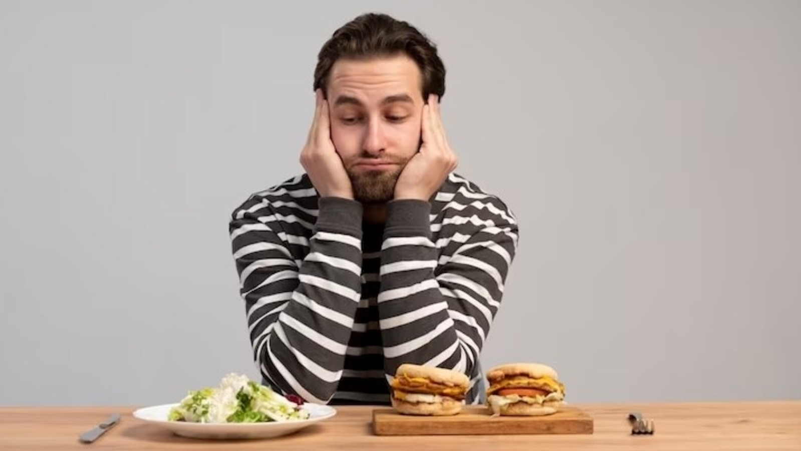 برای جلوگیری از پرخوری چه کنیم؟ کنترل اشتها، خوردن احساسی و پرخوری شبانه