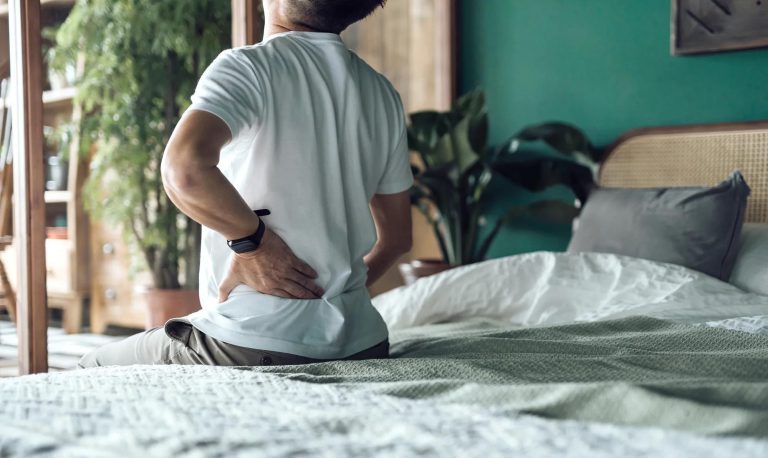 چرا بعضی از افراد صبح‌ها با کمردرد از خواب بیدار می‌شوند؟